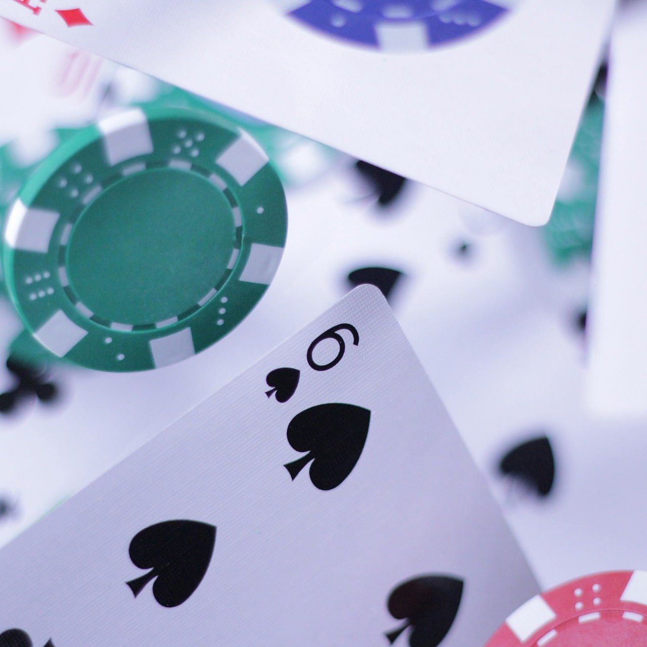 Pengguna ponsel membaca pembaruan situs